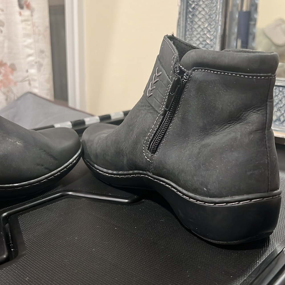 CLARKS Women's Cora Derby Ruched Black Side Zip Booties - Picture 6 of 9